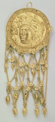 Hänge med huvudet av Athena Parthenos (guld och emalj)