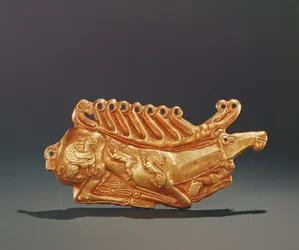 Liggande hjort, dekorerad på kroppen med figurer av bevingad griffin, hare, lejon, hund och baggars huvud (guld)