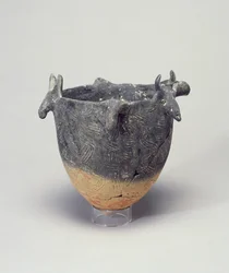 Tulpan-skål, med tjurhuvuden, Cypern, 2400-2200 f.Kr. (lera)