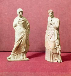 Två statyer av stående kvinnor, från Tanagra, c.350 f.Kr