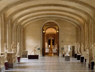 Utsikt över Daru-rummet på Louvren: bitar av grekisk och romersk antikvitet från Borghese-samlingen. Paris