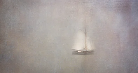 Segelbåt i dimman