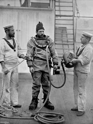 En dykare från slagskeppet HMS Camperdown i sin dykarklänning, 1896