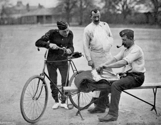 En soldat från 2:a livgardet putsar upp för parad, 1896