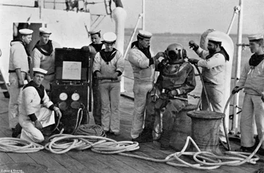 Dykare och hans utrustning ombord på HMS Blake, 1896