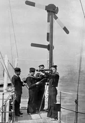 Signalering med semafor ombord på HMS Camperdown, 1895