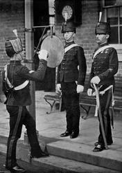 Slår gongongen vid huvudporten till Aldershot kavalleri kasern, Hampshire, 1896