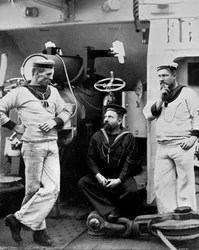 Tre underofficerare ombord på kryssaren HMS Theseus, 1896