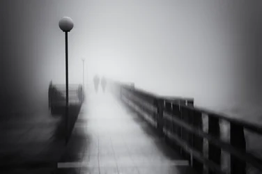 En mystisk promenad längs den dimmiga piren