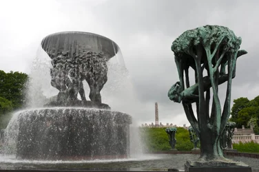 Fontän och "Girl in a Tree"-skulptur i Frogner Park, Oslo, Norge (brons)