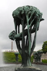 Flicka i ett träd, skulptur i Frognerparken, Oslo, Norge (brons)