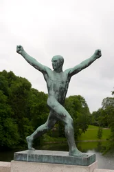 Glad manskulptur i Frognerparken, Oslo, Norge (brons)