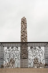 Smidesjärnsportar” Naked Men” och “People Monolith” gjorda av granit i Frogner Park, Oslo, Norge (foto)