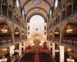 Interiör av synagogan i Rue des Tournelles byggd 1866 - 1867. Arkitekt: Varrollier. Ingenjör: Gustave Eiffel i Paris.