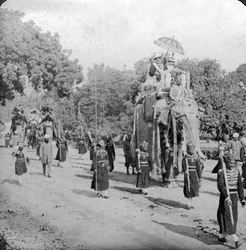 Lord och Lady Harding rider på en elefant, Indien, 1913.