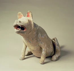 Tidigt kinesisk keramiksittande hund, gravartefakt, Handynastin, 206 f.Kr.-220 e.Kr. (keramik)