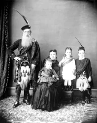 Antingen Donald och Harriet Mackay med familj eller Charles Ross med sin hustru Catherine Toma och barn, ca 1885 (svart foto)