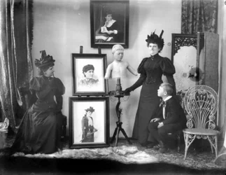 Hannah Maynard och hennes barnbarn Maynard MacDonald, han är också statyn, omkring 1895