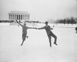 Par skridskor vid Tidal Basin, Washington DC, USA, januari 1930 (s/v foto)