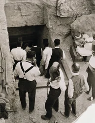 Ett sällskap som går ner för trappan till Tutankhamons grav, kungarnas dal