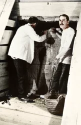 Howard Carter och en kollega gräver ut en grav i Konungarnas dal, Egypten, 1922