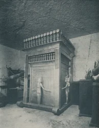 Rikt snidade Canopic Shrine glittrande med guld, c1935