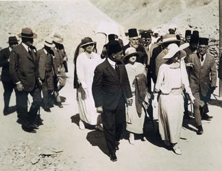 Belgarnas drottning (mitten ledande) Lord Allenby (extremt till vänster) och Lady Allenby närmar sig ingången till Tutankhamons grav, kungadalen