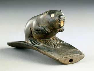 Bäverfigur plattformsrör, 100 BC-200 AD (pipsten, pärla och ben)