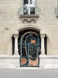 Entrédörr till Castel Beranger, byggd mellan 1895 och 1898 i det 16:e arrondissementet i Paris (foto)