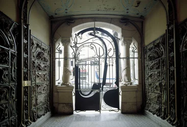 utsikt över ingångsporten till Castel Beranger som ligger på 14, rue de la Fontaine i det 16:e arrondissementet i Paris (foto)