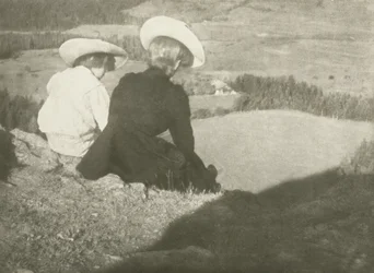 Åker i Birgitz (Hans och Mary sitter), ca 1908 (gummi bikromattryck)