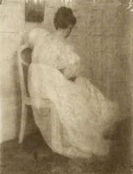 Mary Warner på en vit stol, ca 1910 (gummi bikromat över platinatryck)