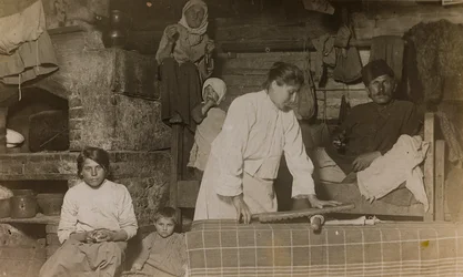 Första världskriget: Ukraina under åren 1914-1916 under den tyska arméns invasion. Familj inne i ett hus
