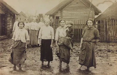 Första världskriget: Ukraina under åren 1914-1916 under den tyska arméns invasion. Porträtt av en grupp kvinnor med barn