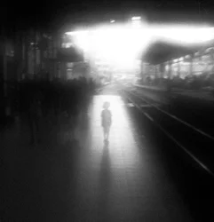 Barn i stationsljuset