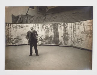 Claude Monet med sin palett framför sitt verk 