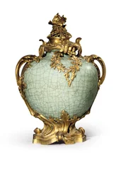 En av ett par vaser och lock i Louis XV-stil, fästen daterade 1883, porslin sent artonde- tidigt artonhundratalet (ormolu-monterat kinesiskt celadonporslin)