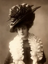 Närbild på en ung kvinna i kläder från början av 1900-talet