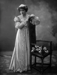 Franska komikern Lilian Greuze som Solange de Mautpre i pjäsen "Les bouffons", foto av Henri Manuel från franska tidningen "Le Theatre" mars 1907