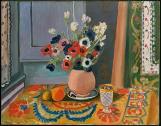 Anemoner i en vas av lergods