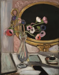 Anemoner med en svart spegel