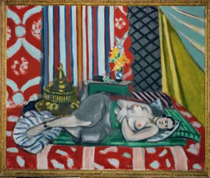 Odalisque med grå trosor