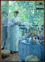 Madame O. på balkongen En ung kvinna läser en bok i en borgerlig interiör, bordet serveras till frukost. Målning av Henry Ottmann