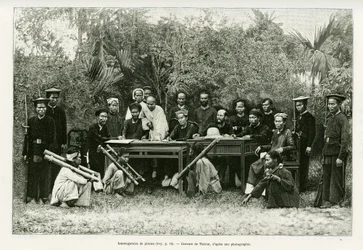Förhör med pirater. Gravyr av Thiriat, efter ett fotografi, för att illustrera historien Trente mois au Tonkin 1884, av Doctor Hocquard, i le tour du monde 1889, regisserad av Edouard Charton (1807-1890), Hachette, Paris.