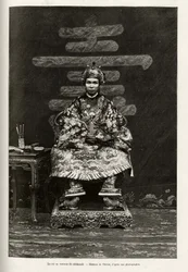 Porträtt av kung Dong Khanh (1864-1889) kejsare av Annam, i ceremoniell kostym. Gravyr av Thiriat, för att illustrera berättelsen "" Trente mois au Tonkin"" av Dr Charles Edouard Hocquard (1853-1911), 1885, i Le tour du monde, nouveau journal des voyages