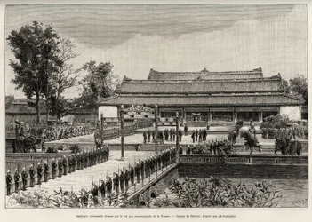 Högtidlig audiens gavs av kung Dong Khanh (1864-1889) kejsaren av Annam till representanter för Frankrike i den kejserliga staden Hue (Vietnam). Gravyr av Thiriat, för att illustrera berättelsen "" Trente mois au Tonkin"" av Dr Charles Edouard Hocquard (18