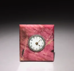 Ur, firma Peter Carl Fabergé (1846-1920), efter 1903 (rhodonit, silver, emalj, diamanter)