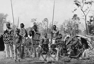 Ett sällskap av infödda Queensland som bar spjut och sköldar, 1902