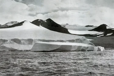 En Berg kalvning från en glaciär vid Cape Crozier, c1911, 1913