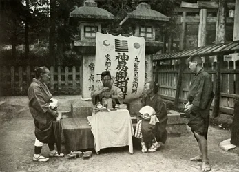 En spåkvinna vid Inari-templet, 1910.